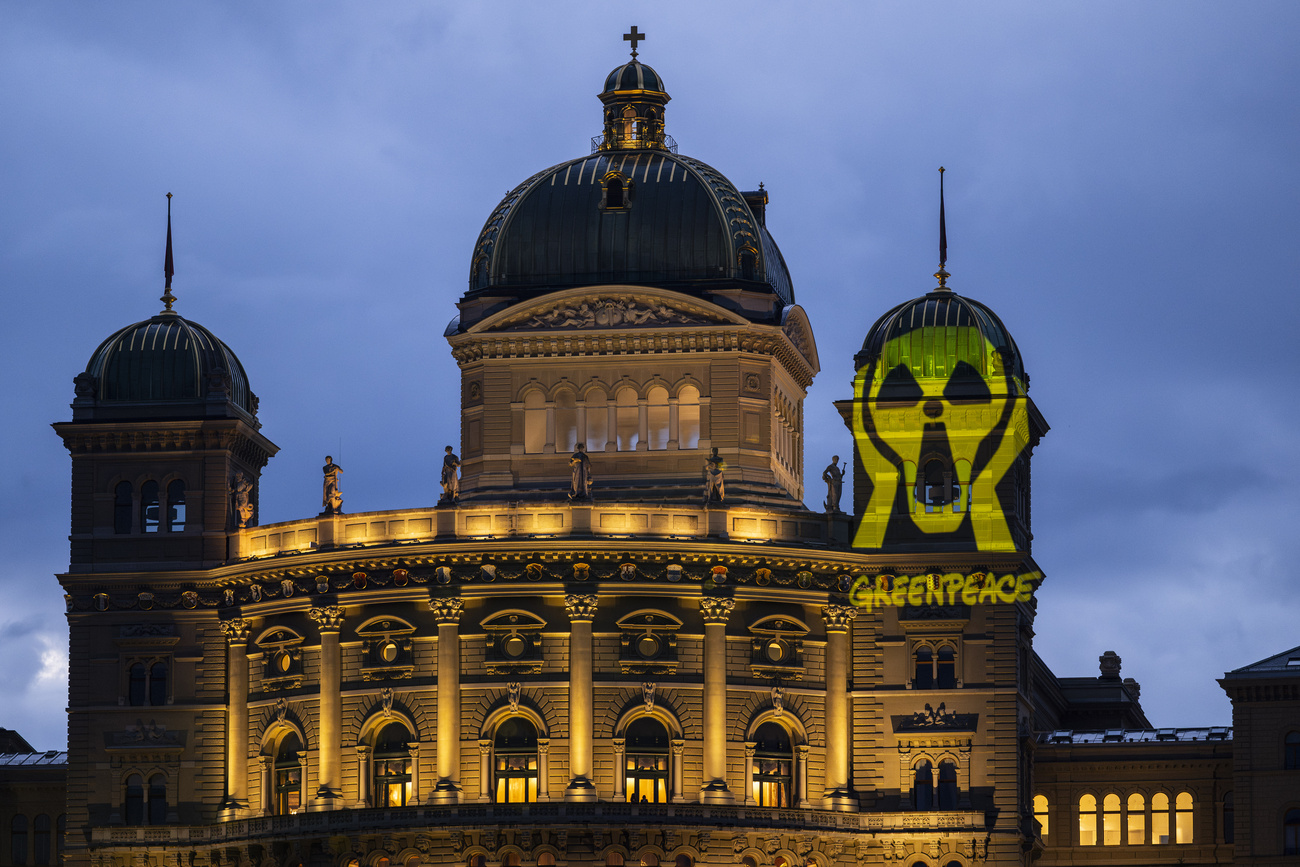 une version du tableau Le Cri d’Edvard Munch revisitée avec le symbole de la radioactivité projeté sur le Palais fédéral