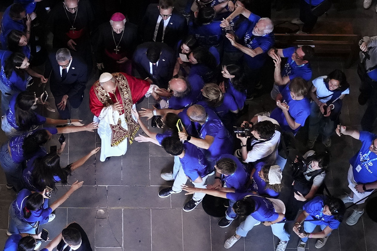 El papa León XIV se retira tras presidir la oración del mediodía en la Catedral de la Santa Cruz y Santa Eulalia de Barcelona.