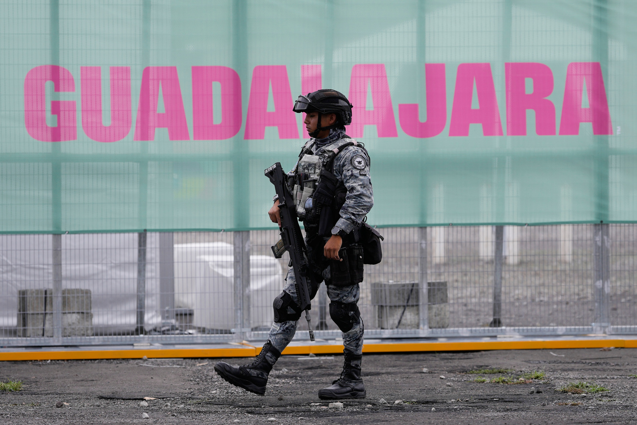 Agentes de la Guardia Nacional patrullan en las inmediaciones de un estadio que albergará partidos de la Copa Mundial de la FIFA en Guadalajara.