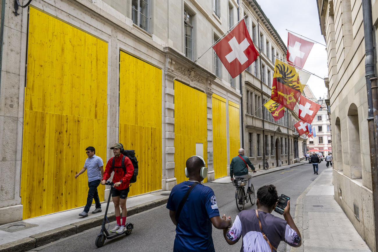 negozi barricati per le strade di ginevra prima del g7