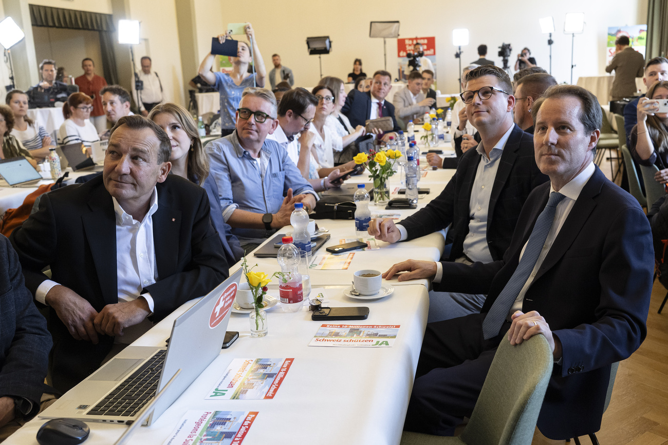 Nationalrat Thomas Matter, SVP-ZH, Grossraetin Stephanie Gartenmann, Nationalrat Mike Egger, SVP-SG, und Nationalrat und Fraktionspraesident Thomas Aeschi, SVP-ZG, von links, am Abstimmungsstamm fuer die Volksinitiative "Keine 10-Millionen Schweiz -Nachhaltigkeitsinitiative" der SVP, ueber die Volk und Staende an diesem Abstimmungssonntag befanden.