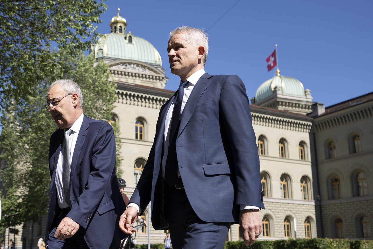Bundespraesident Guy Parmelin, links, und Bundesrat Beat Jans, rechts, kommen zur einer Medienkonferenz