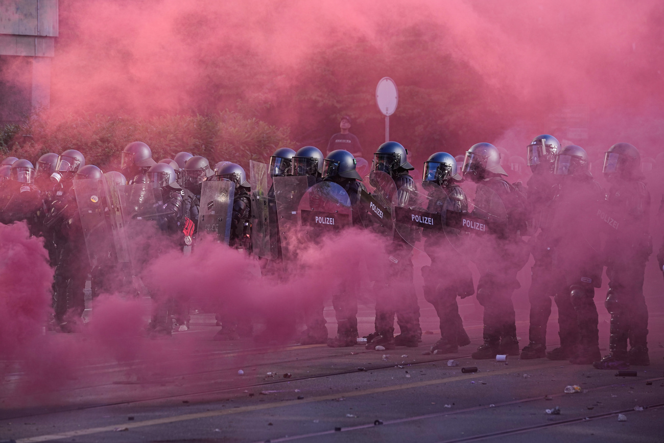 Polizia durante il No G7.