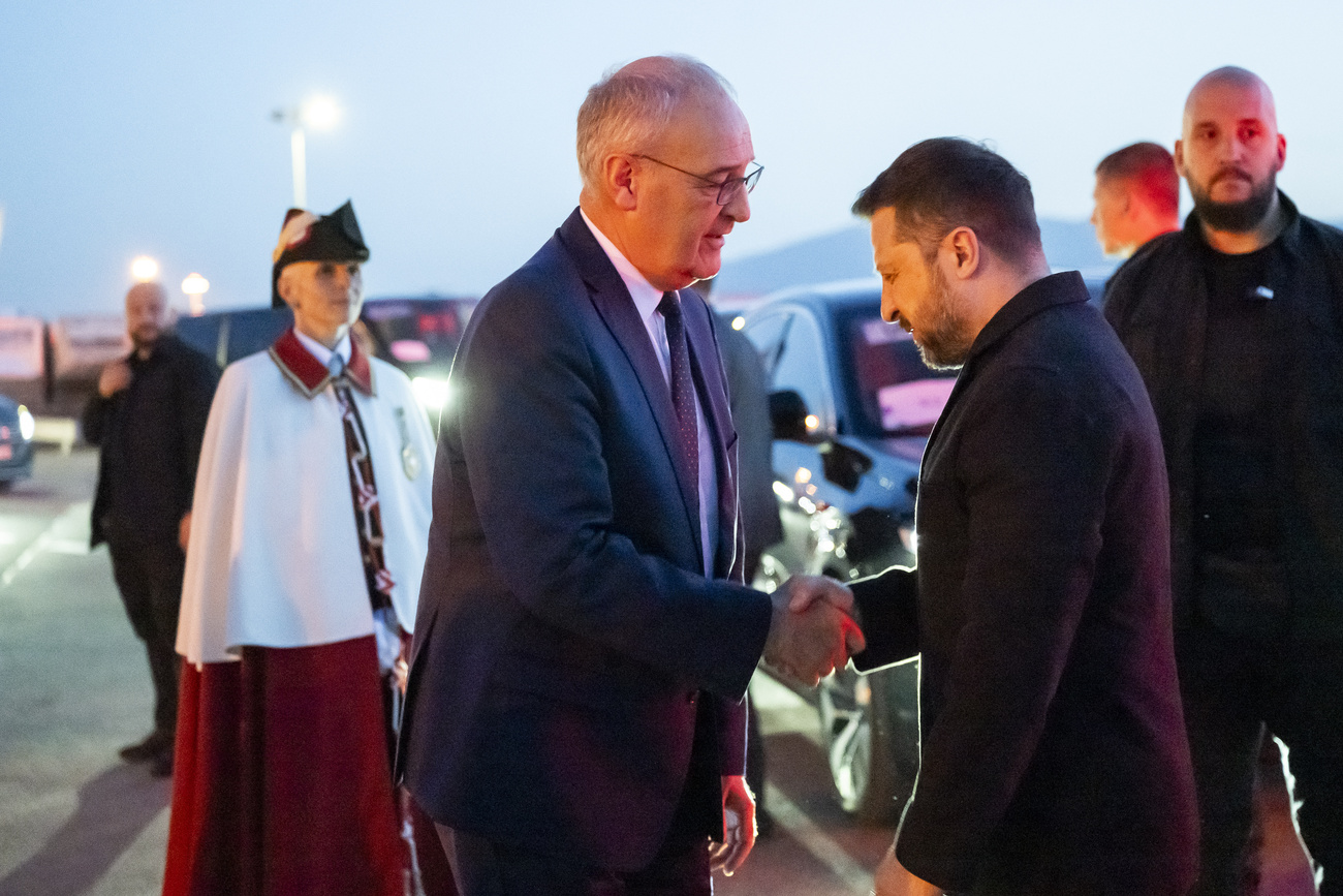 Президент Швейцарской Конфедерации Ги Пармелен (Guy Parmelin), справа, приветствует президента Украины Владимира Зеленского перед саммитом G7 в Эвиане, аэропорт Женевы, Швейцария, понедельник, 15 июня 2026 года.