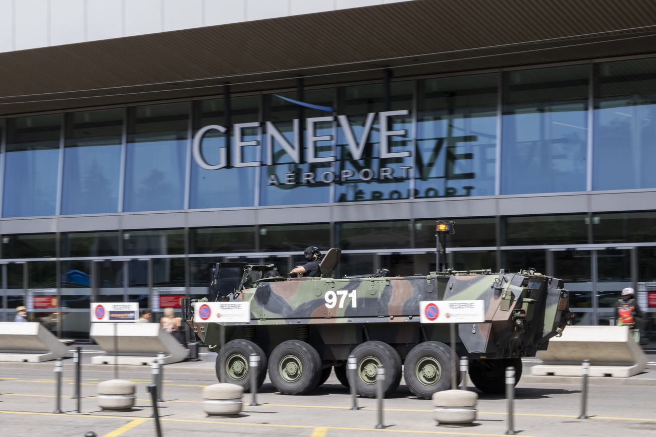 blindato davanti a un aeroporto