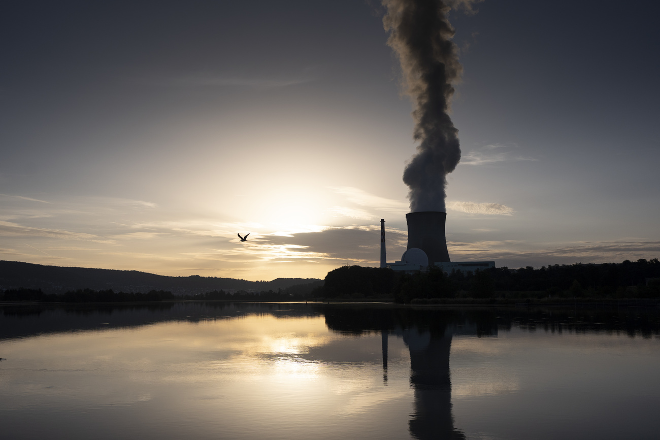 dampfsäule über dem kernkraftwerk leibstadt