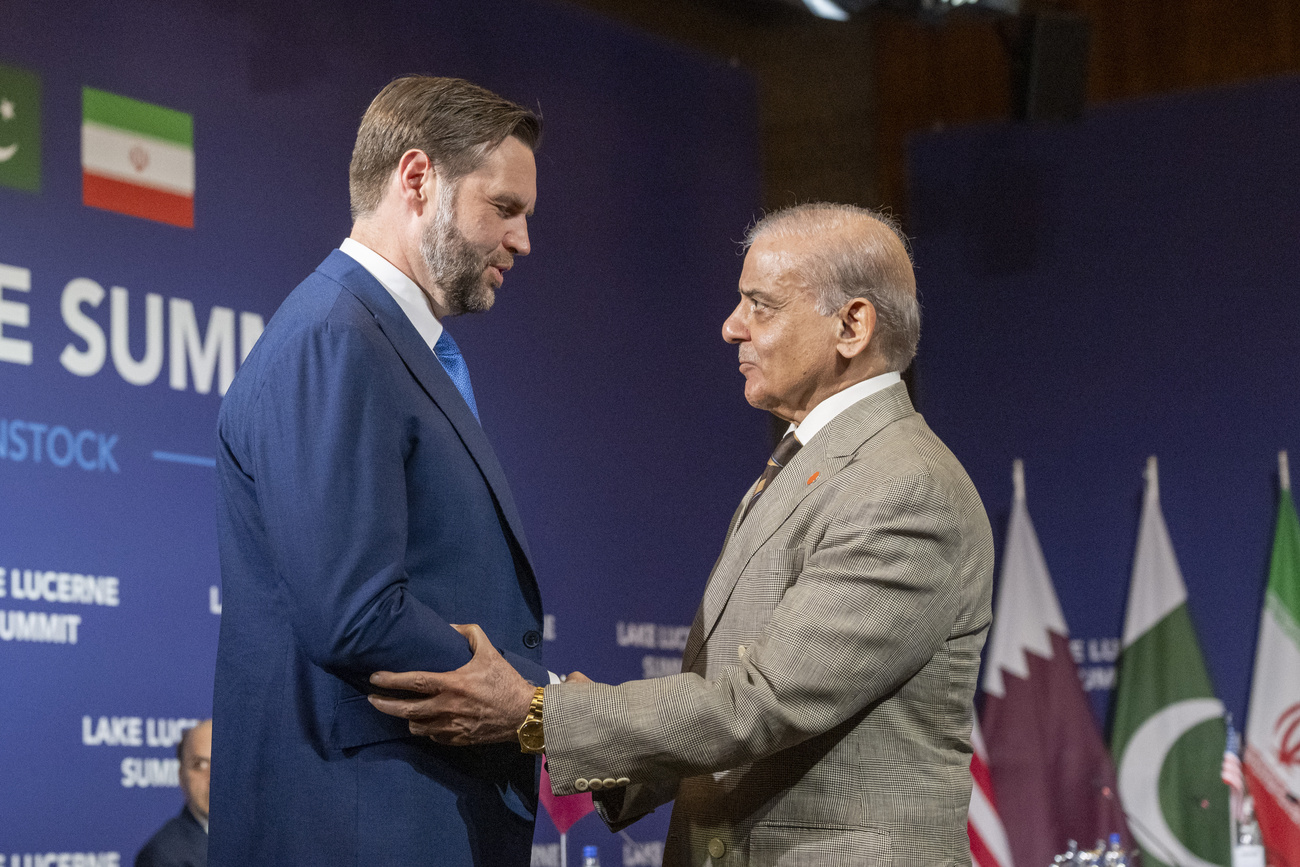 Il vicepresidente statunitense JD Vance e il primo ministro del Pakistan Shehbaz Sharif al Vertice sul Lago dei Quattro Cantoni presso l’Hotel Bürgenstock domenica.