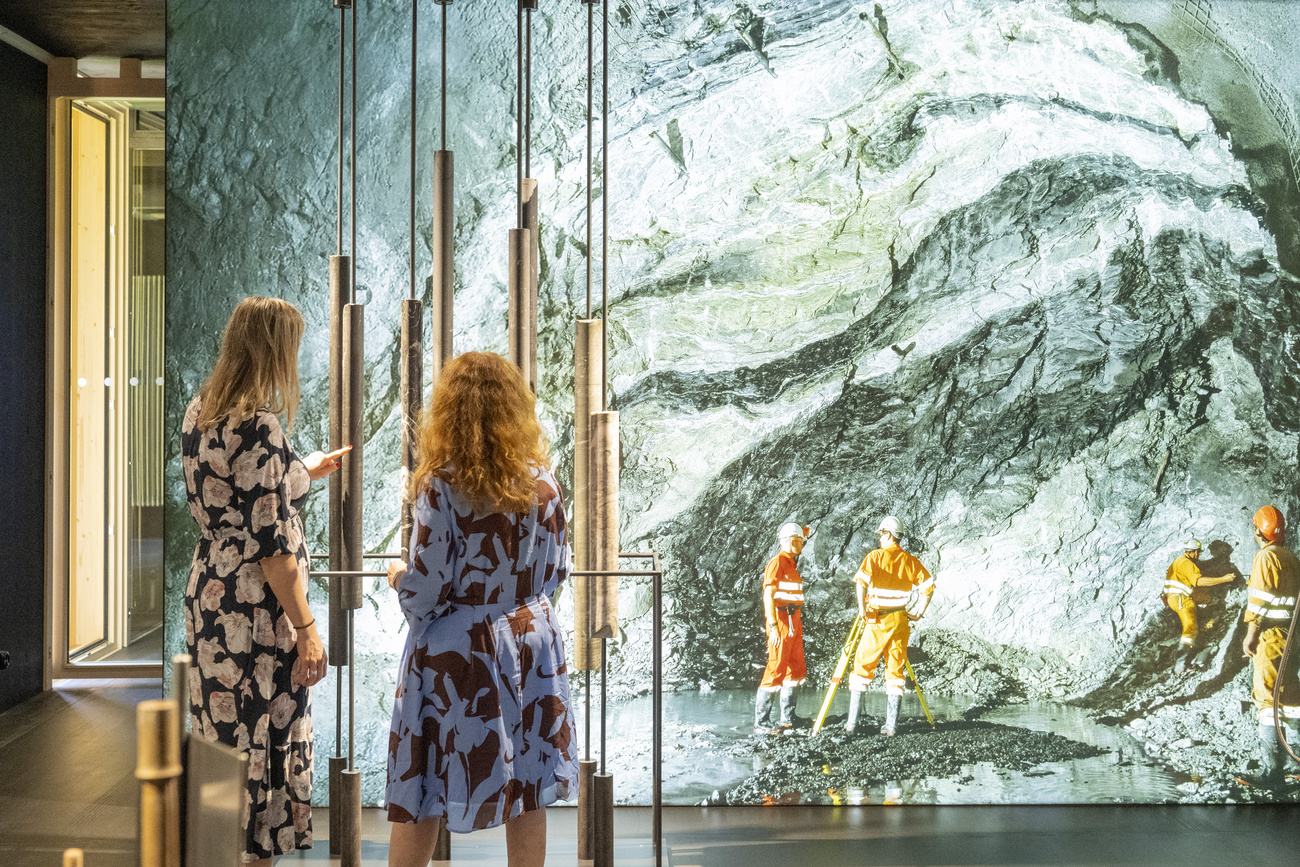 Esposizione. Immagine di minatori che scavano la roccia