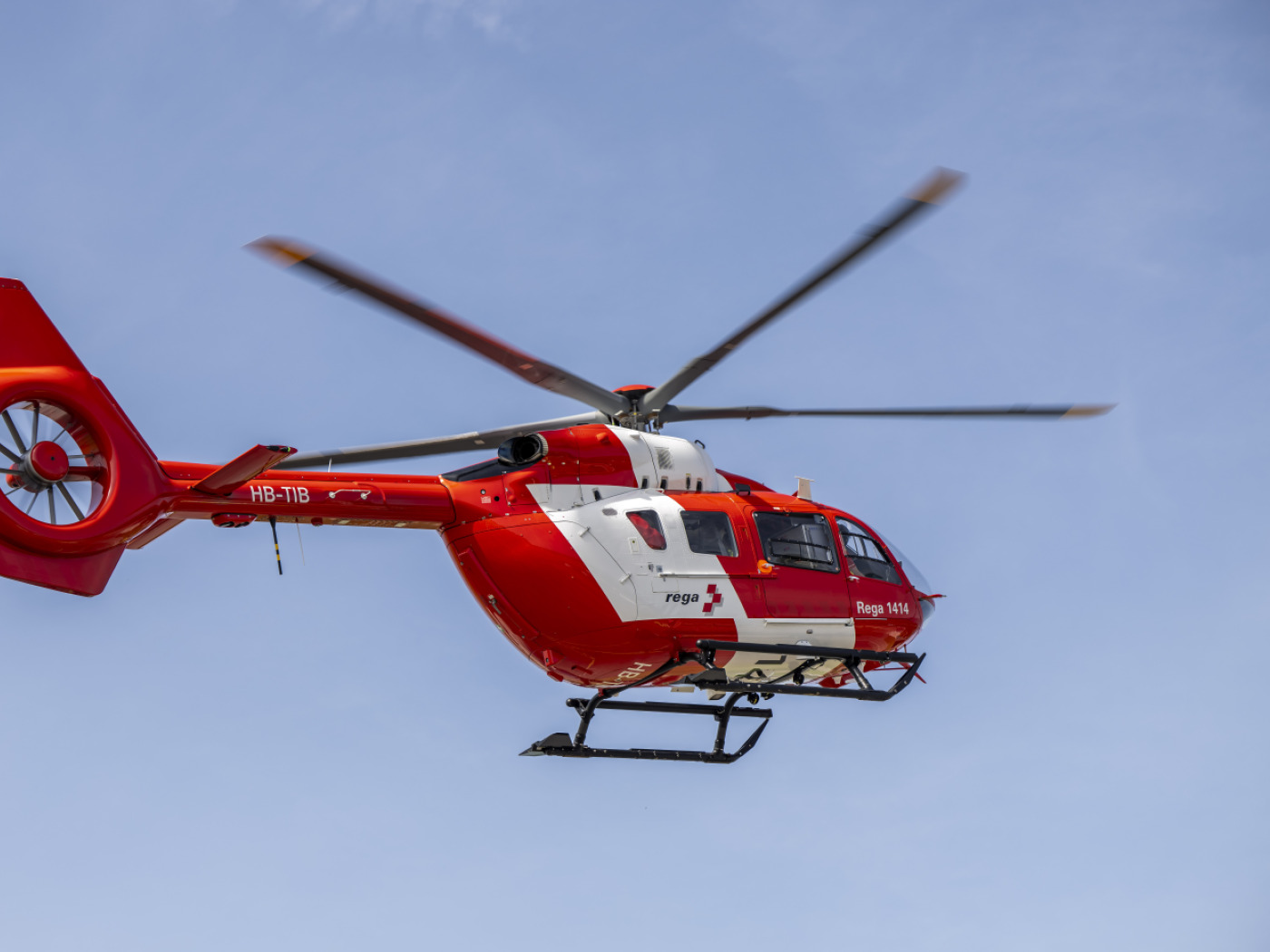 Mofafahrer prallt in Zeihen AG in Baum und verletzt sich...