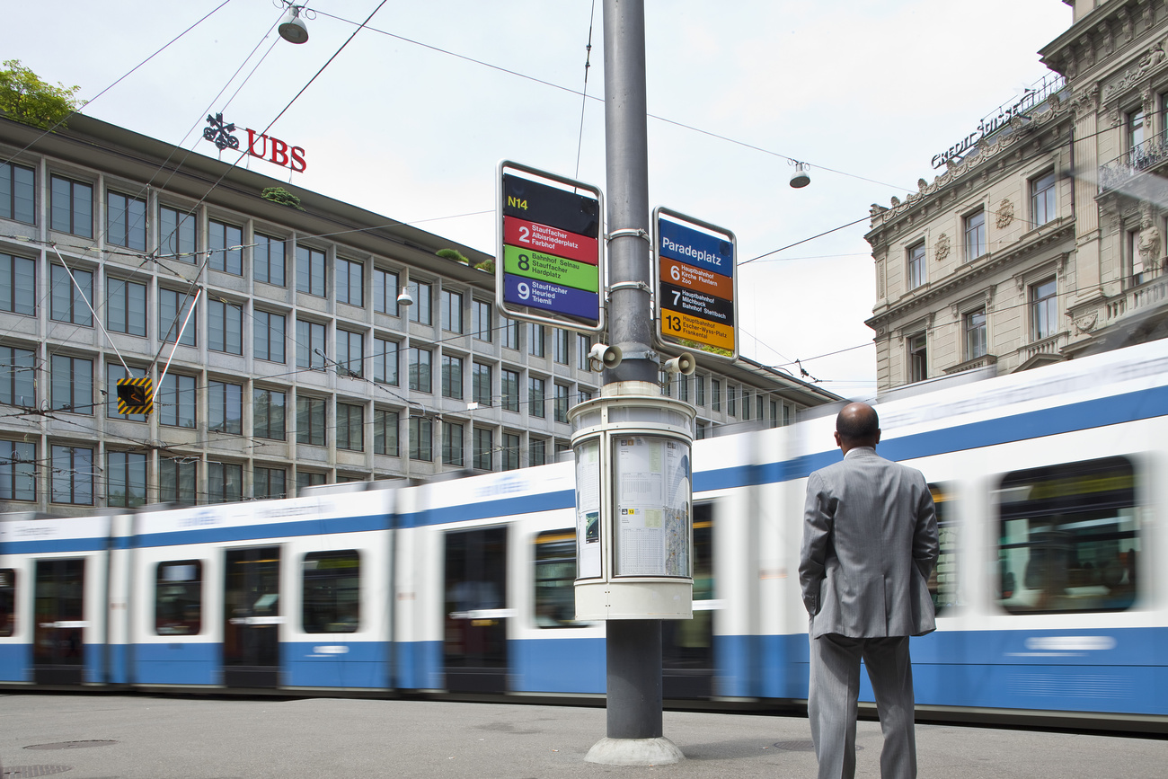 tram zurighese passa davanti alla sede di ubs