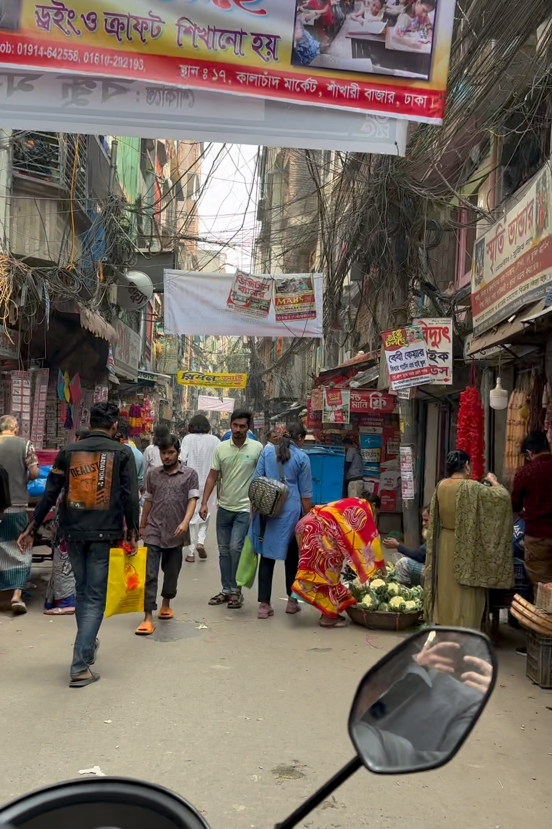 Giannis Mavris in sella alla sua moto per le strade del Bangladesh. Registrazioni audio come queste trasportano i nostri ascoltatori in luoghi lontani. In questa puntata, un ricercatore svizzero indaga sulle cause delle inondazioni.
