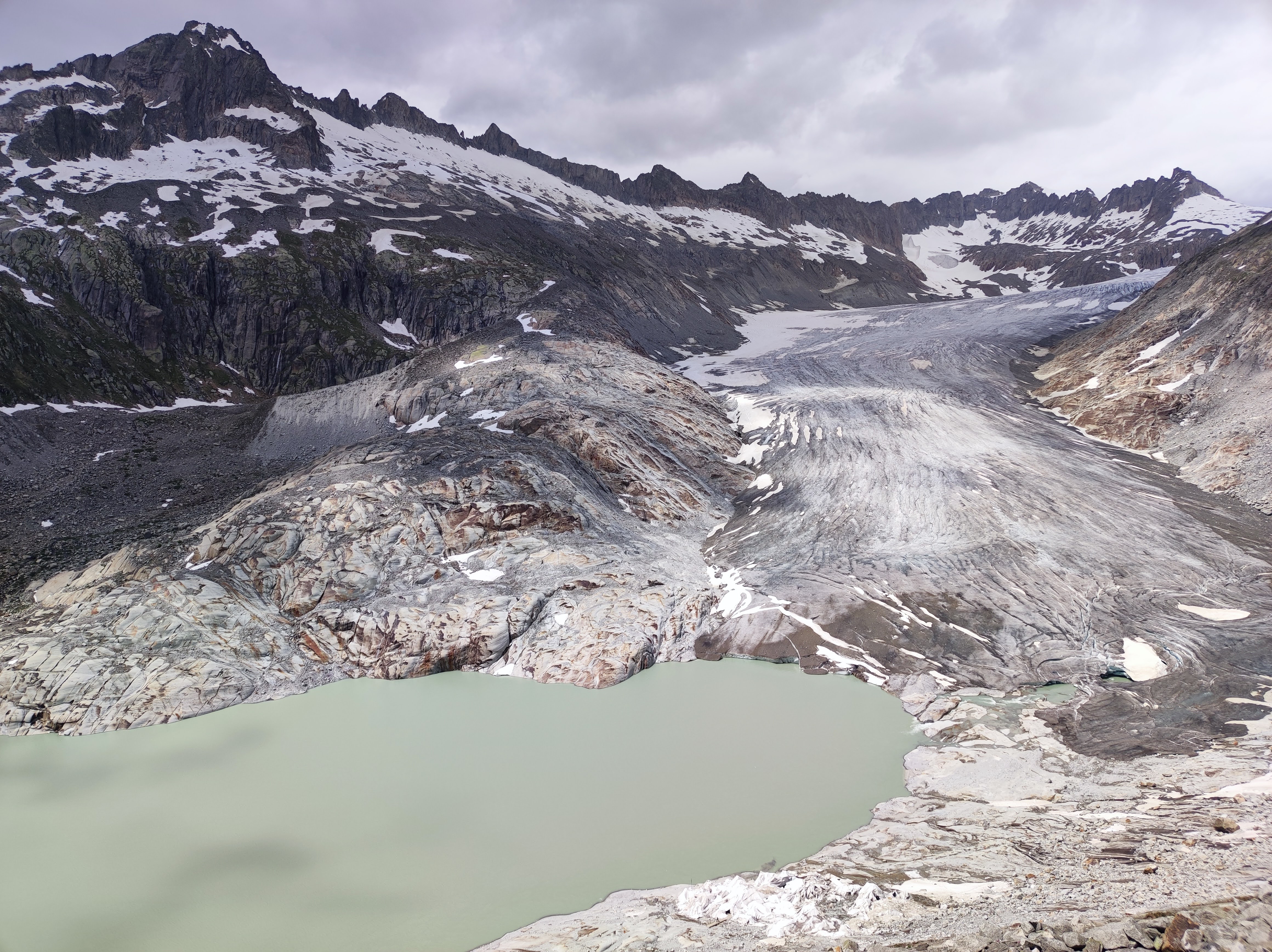 ghiacciaio con lago glaciale