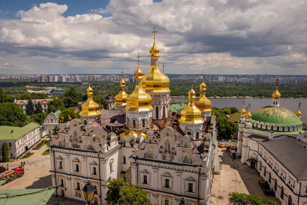 Для SRF этот эпизод укладывается в более широкую логику российской войны против Украины: Кремль уничтожает то, что не может захватить.