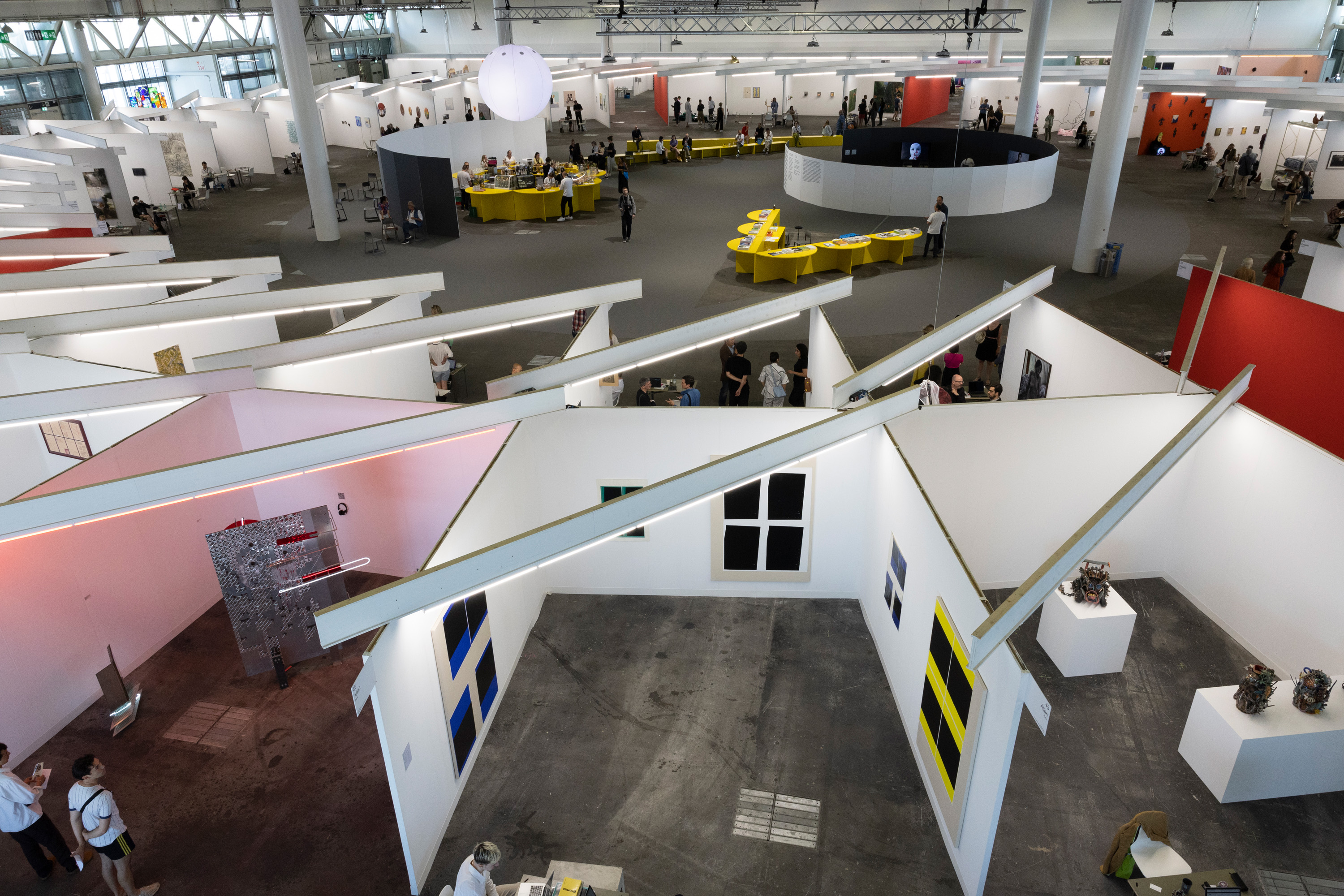 The layout of Liste when it moved to the Hall 1.1: a central square surrounded by galleries surrounded by a huge void.