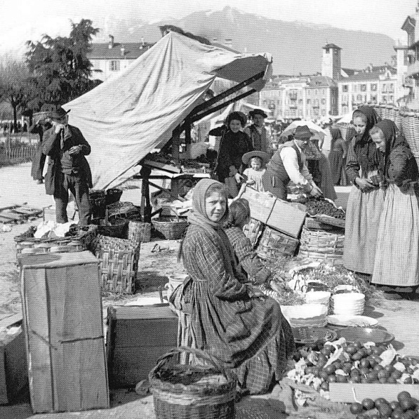 Foto in bianco e nero di donna al mercato.