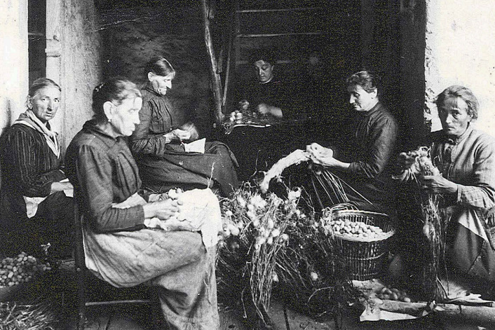 Donne al lavoro in canton Ticino, ai primi del Novecento.