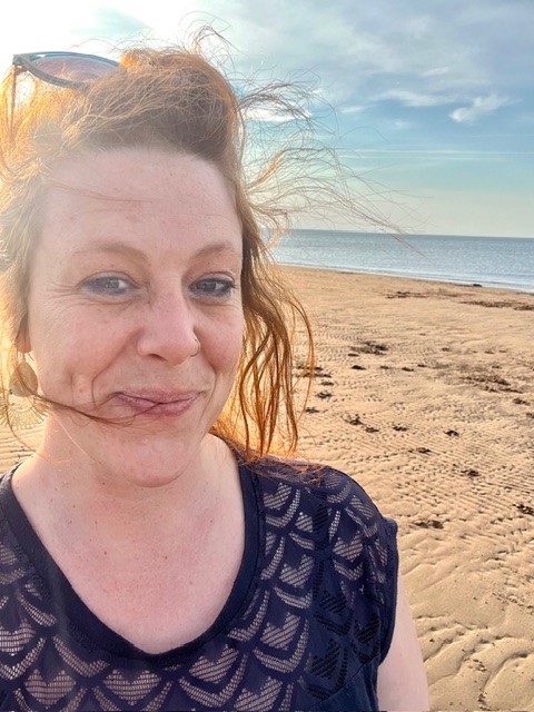 une femme rousse sur une plage
