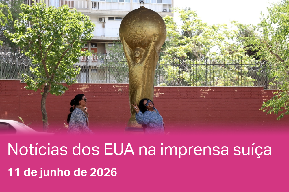 Mulheres junto a uma réplica do troféu do Mundial, em Teerã, na quarta-feira. A federação iraniana de futebol afirma que a sua quota de bilhetes para a fase de grupos foi revogada poucos dias antes do início do Mundial.