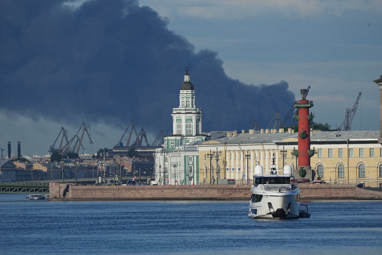 Газета Tages-Anzeiger подчёркивает, что для Путина форум давно стал не только экономическим мероприятием, он нужен Кремлю для того, чтобы показывать российской аудитории: ни в какой изоляции страна не находится.