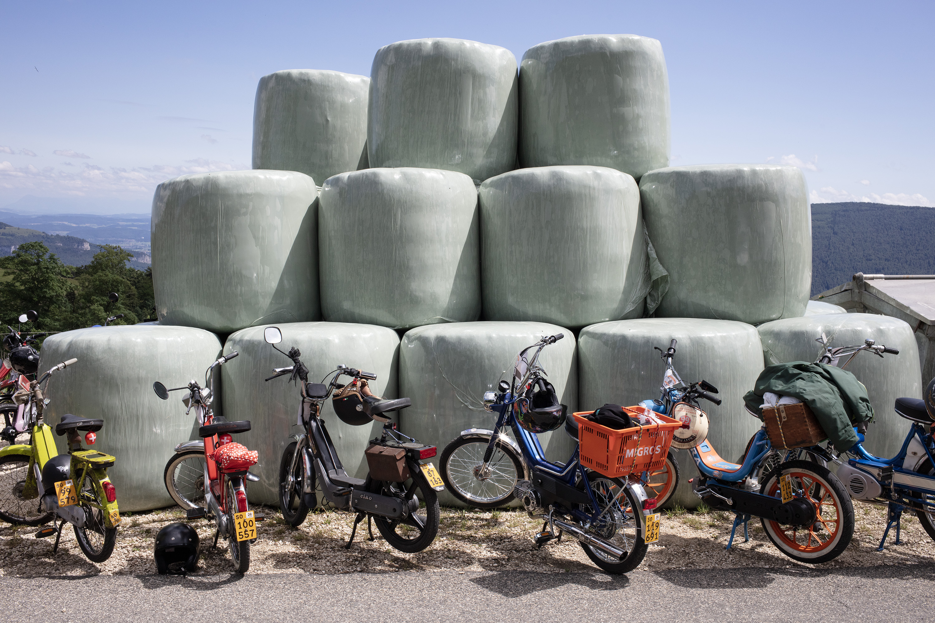 Mopeds vor aufgeschichteten Heuballen