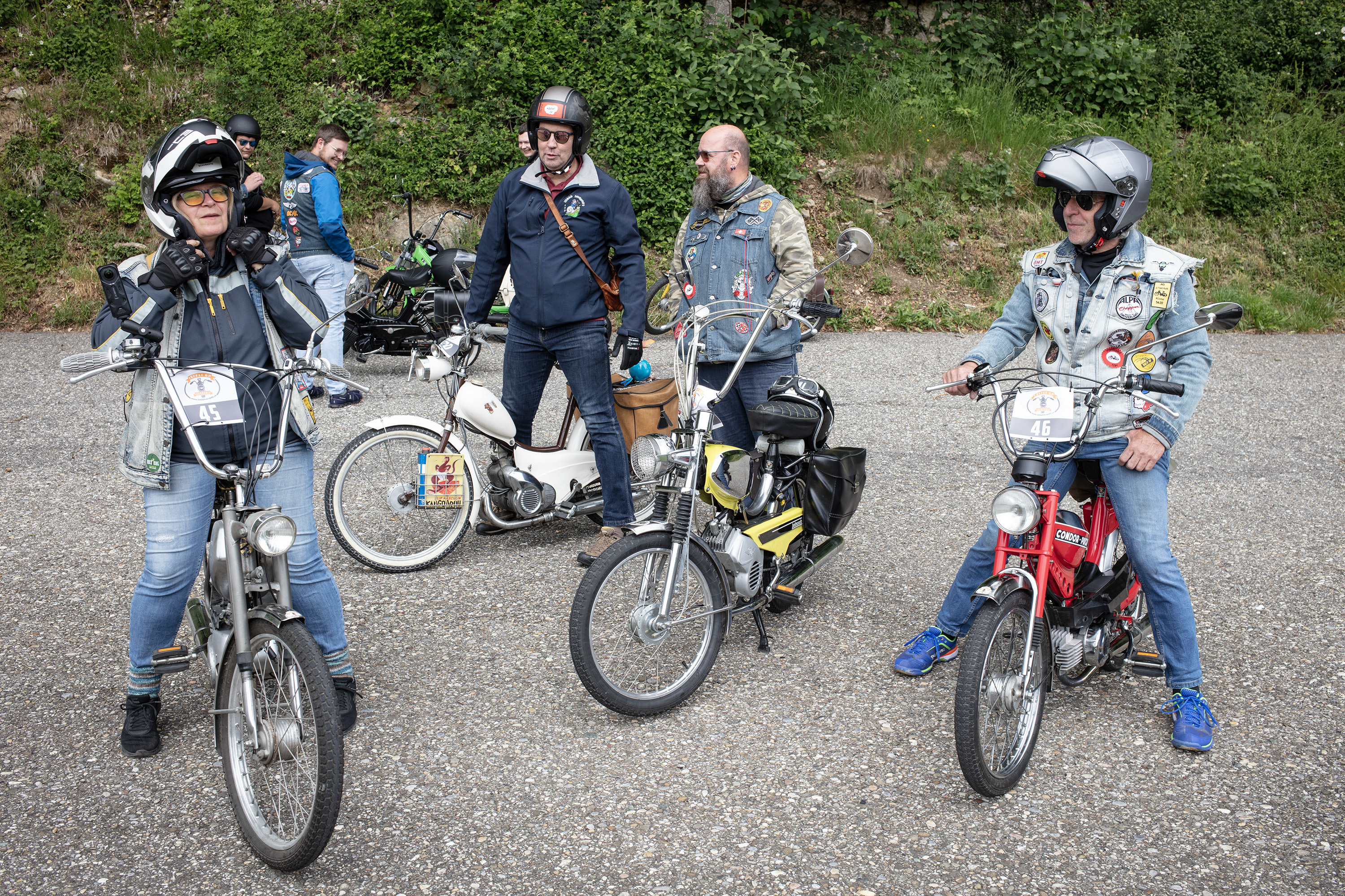 Eine Gruppe von Leuten auf Mofas