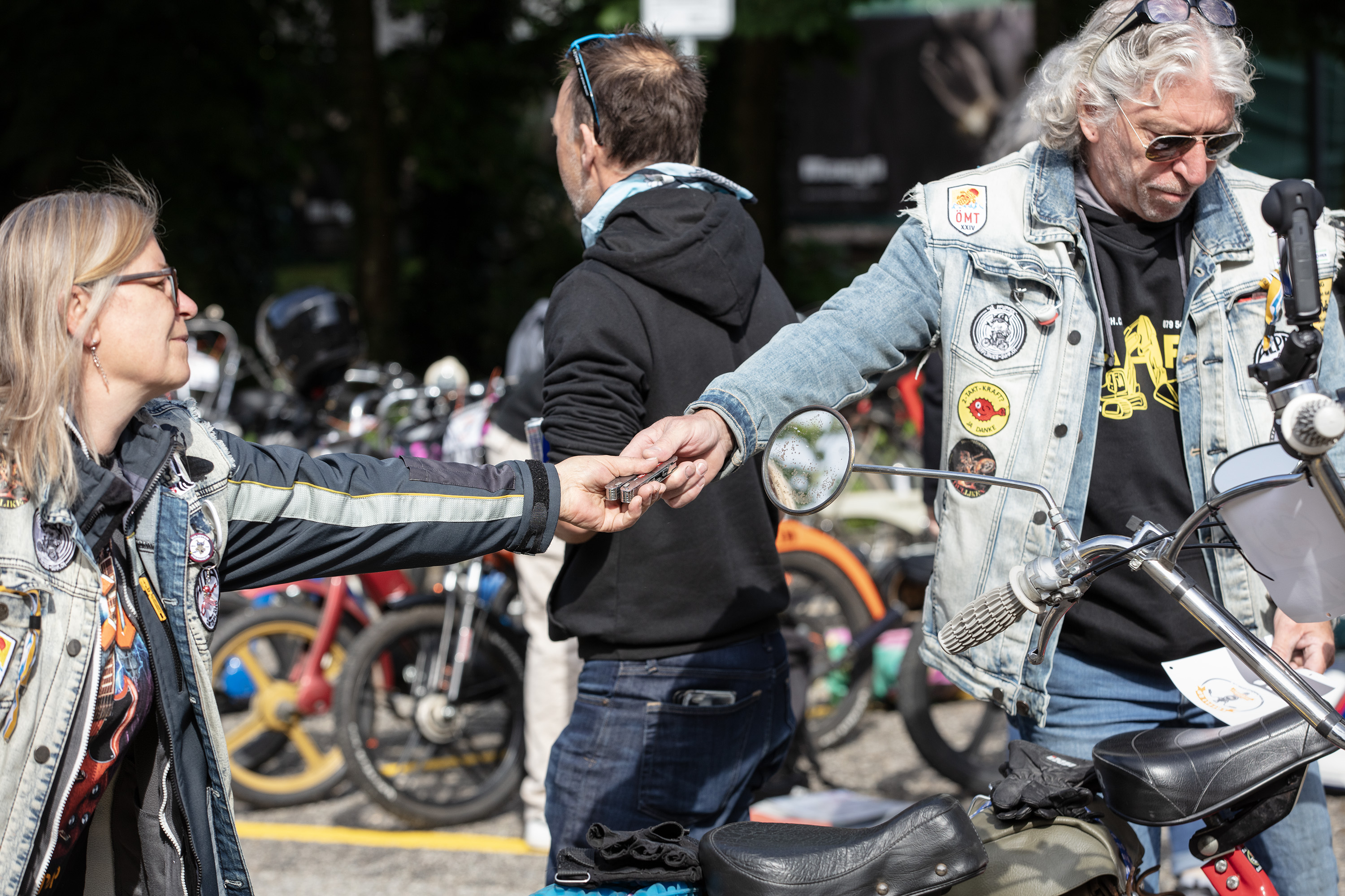 Eine frau und ein Mann in Jeansjacken mit Aufnähern