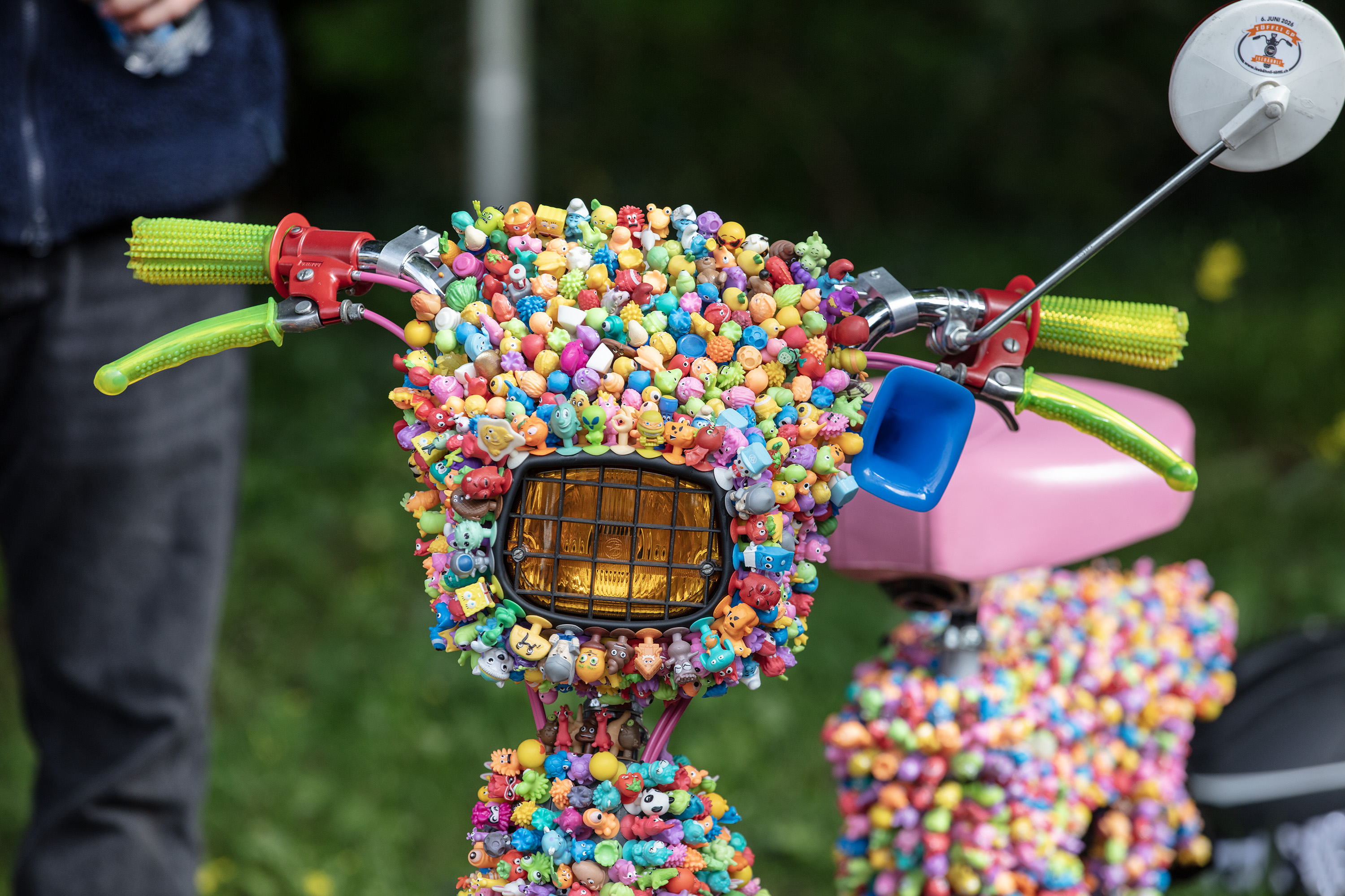 Ein Mofa, das mit Plastikfiguren verziert ist