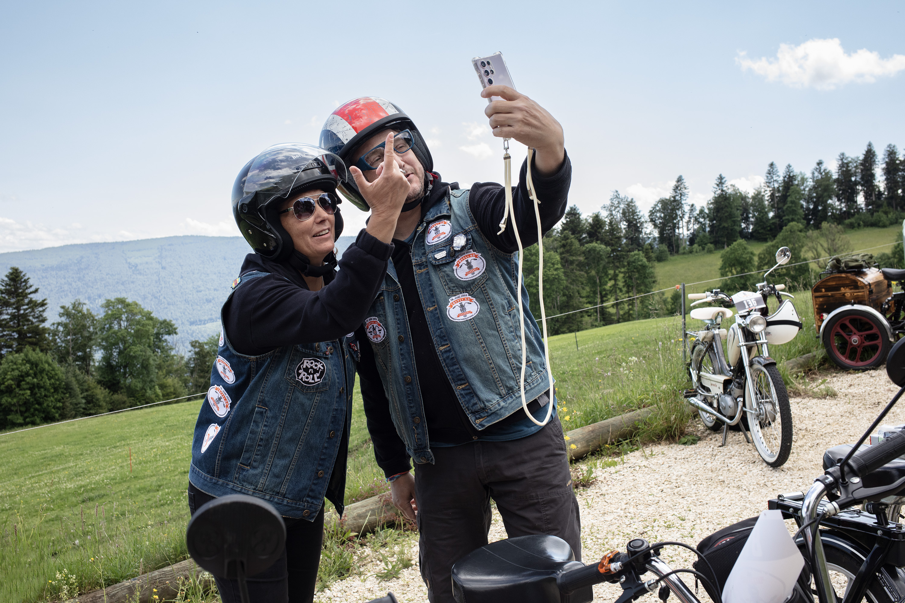Ein Mann und eine Frau in Töfflimontur schiessen ein Selfie