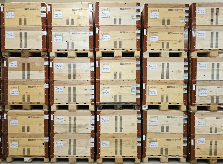 Holzkisten, in denen Schallplatten für einen Umzug verpackt sind