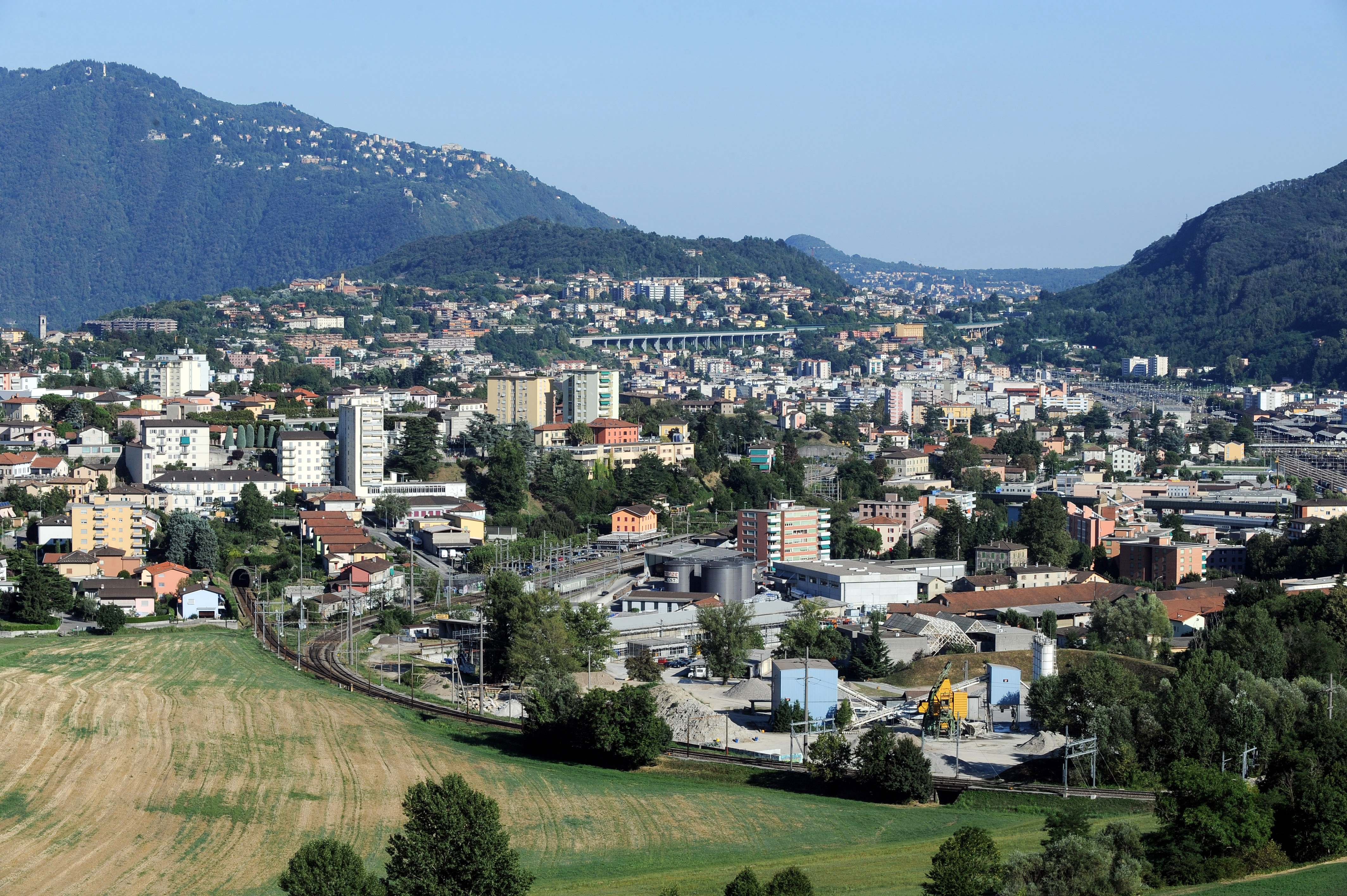 Veduta panoramica edifici e montagne.