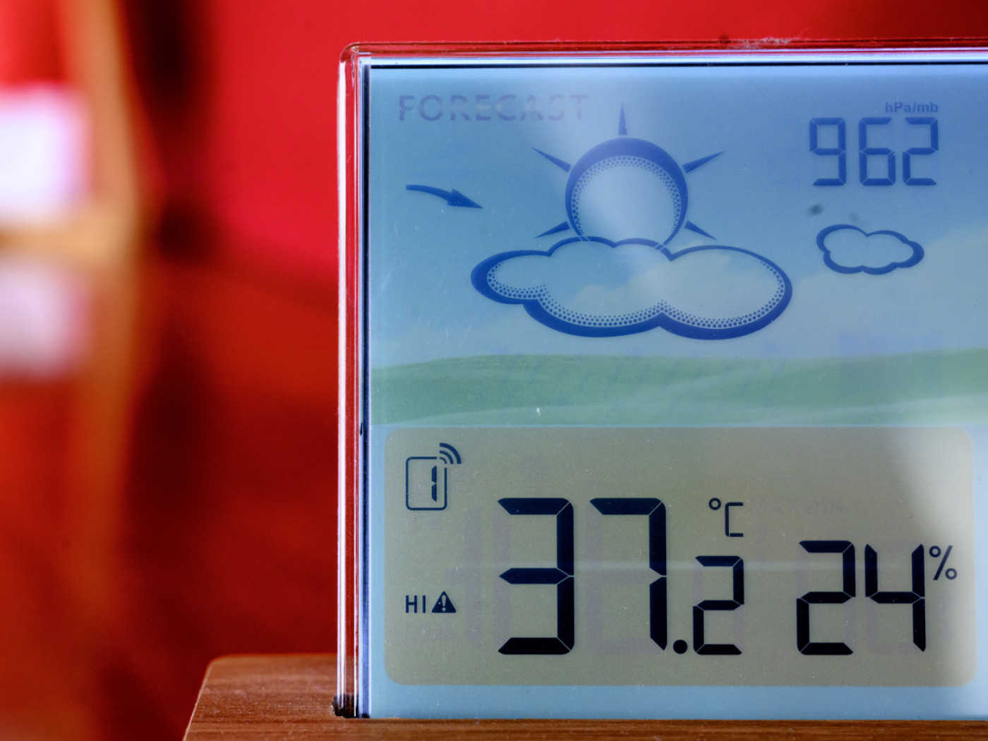 schermo di termometro che indica una temperatura di 37,2 gradi