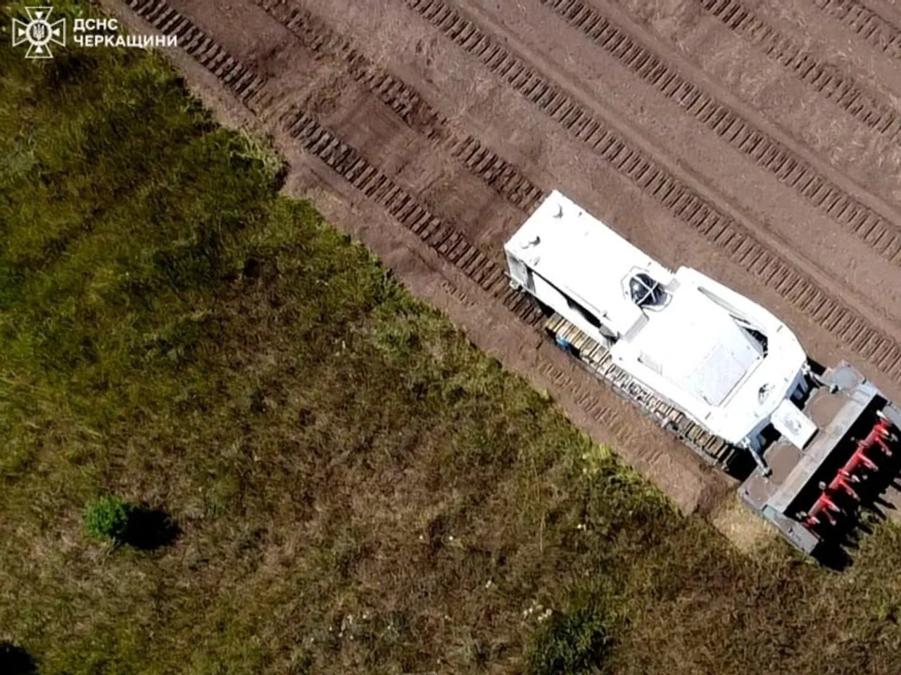 Ein Minenräumer von Digger bearbeitet akribisch ein Feld in der Ukraine.