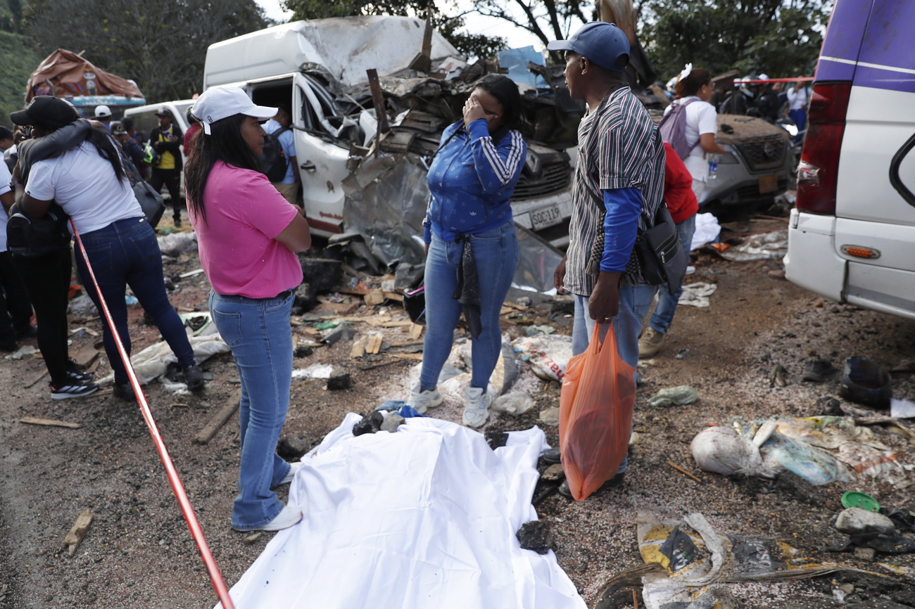 Menschen trauern auf der Panamericana nach einem Angriff in Cajibío, Kolumbien, am 25. April 2026. Vierzehn Zivilisten wurden bei dem Guerillaangriff mit einer Gaszylinderbombe getötet, 38 weitere verletzt.