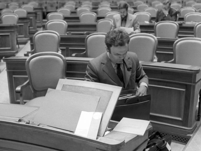 Autrefois, fumer était monnaie courante au Palais fédéral – comme le montre ici cette photo de l'ancien conseiller national du PS Otto Stich, prise en 1973.