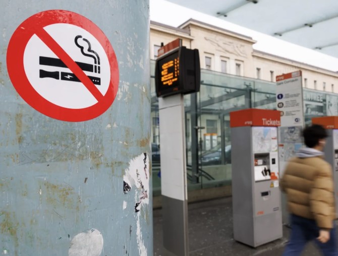 Les zones fumeurs doivent notamment rester sèches – comme ici, dans une gare de Genève.