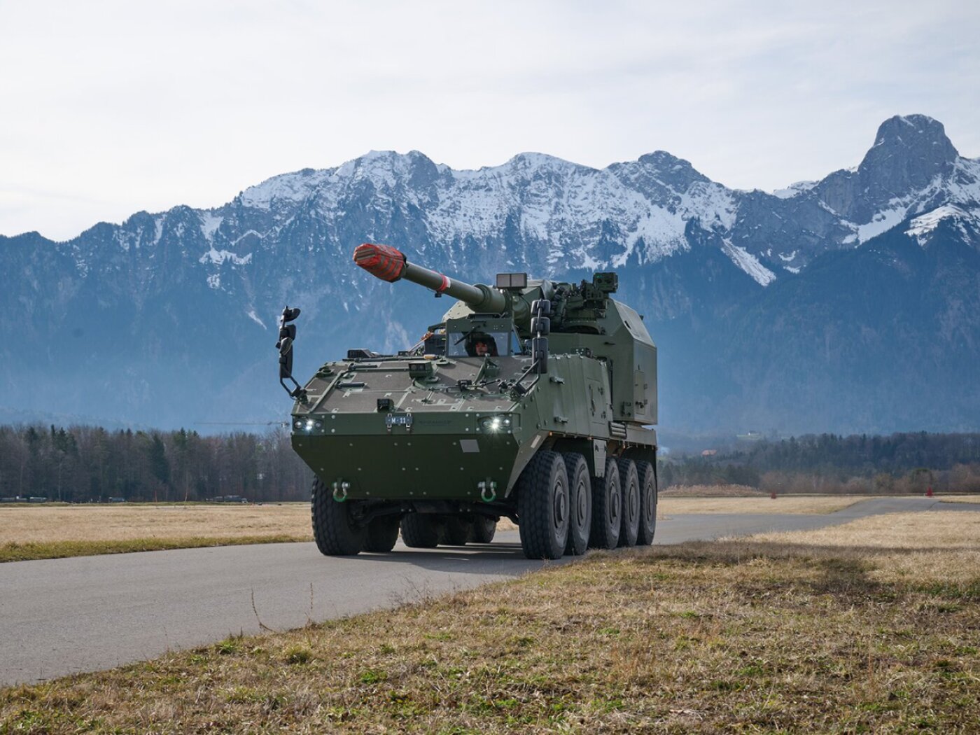 Swiss Army receives new artillery from Germany