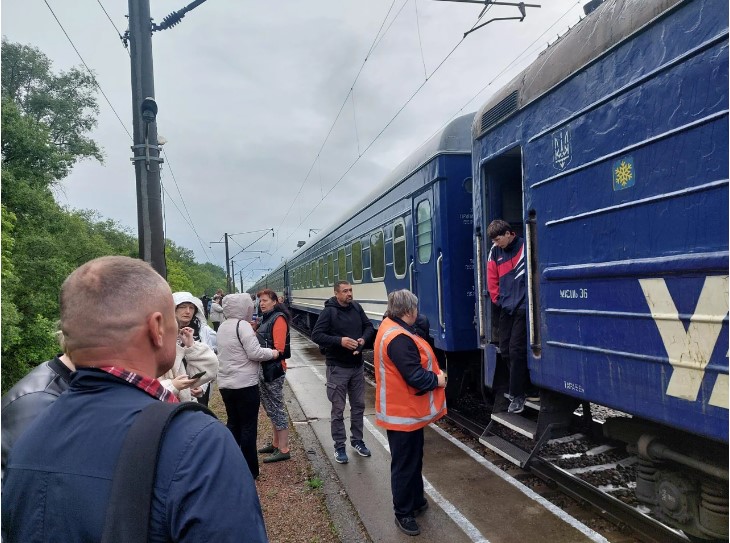 Поскольку авиасообщение в Украине прекращено, только железная дорога фактически и связывает разные регионы страны между собой.