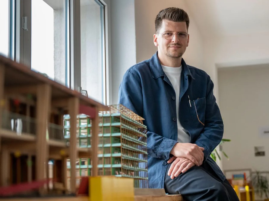 L'architecte Qendrim Gashi a conçu son premier bâtiment à l'âge de 17 ans. À la mi-vingtaine, il s'est mis à son compte. Il a du mal à s'imaginer retravailler en tant que salarié.