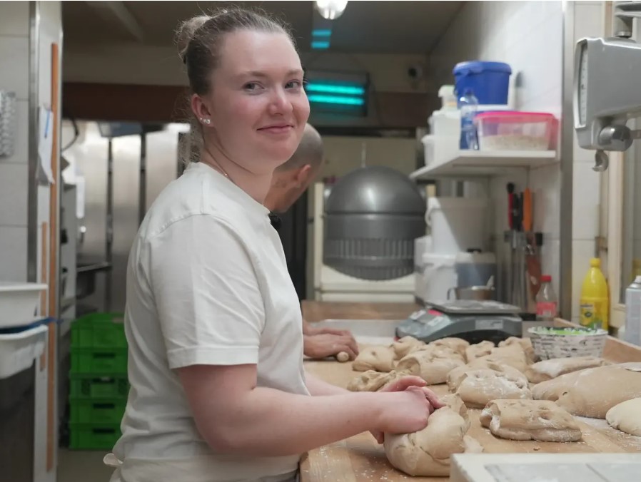 Melanie Niklaus, la dirigeante de l'entreprise, ne se dérobe pas à ses responsabilités : à 23 ans, elle emploie déjà 13 personnes – ce qui lui confère d'énormes responsabilités.