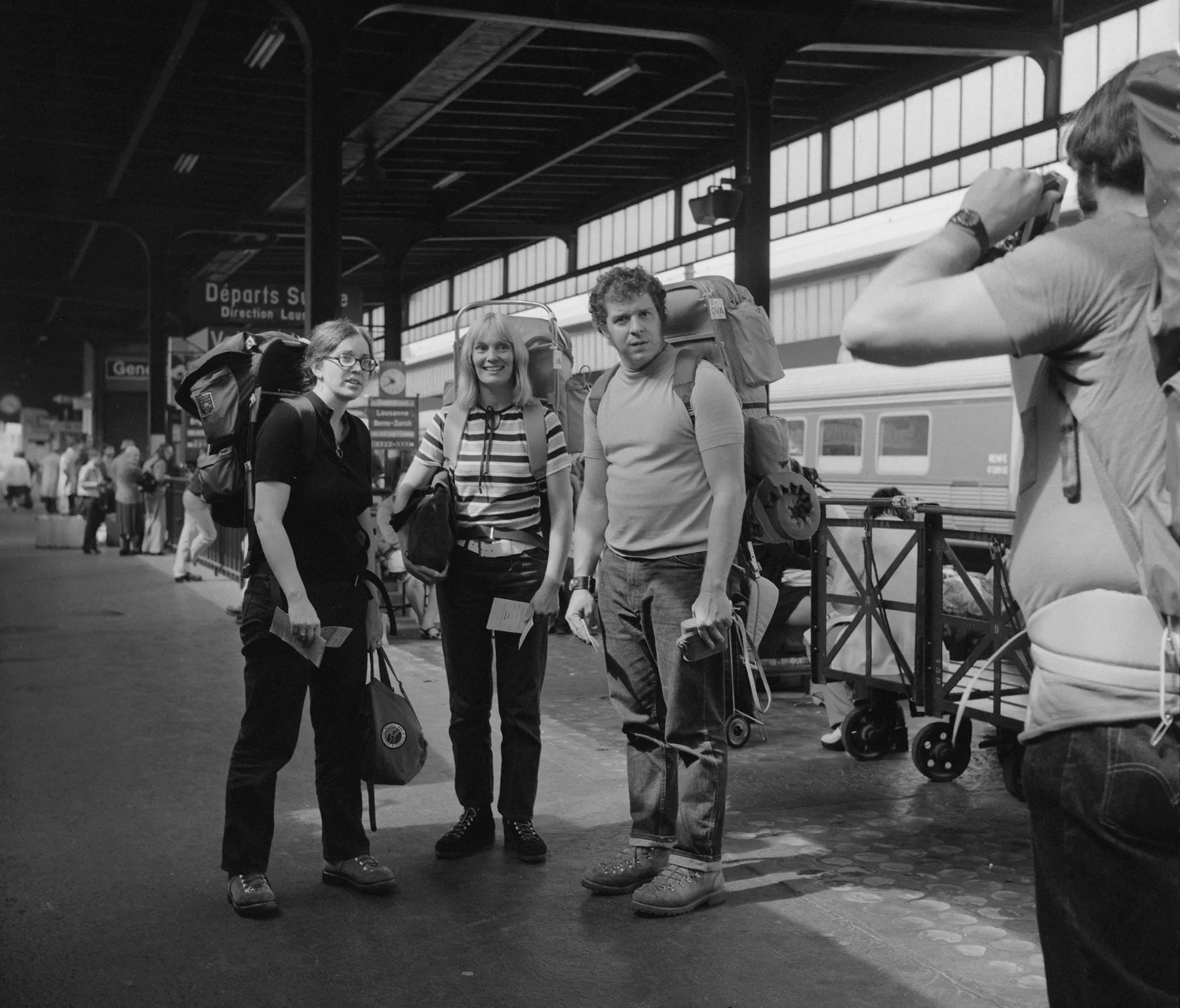 Drei Jugendliche, die auf einem Bahnsteig für ein Foto posieren