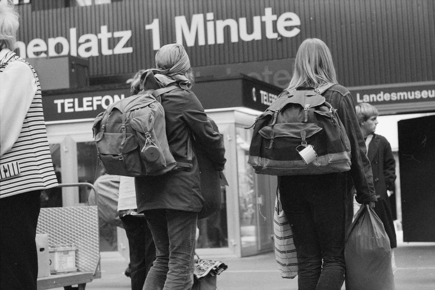 Zwei Rucksacktouristinnen am Bahnhof Zürich