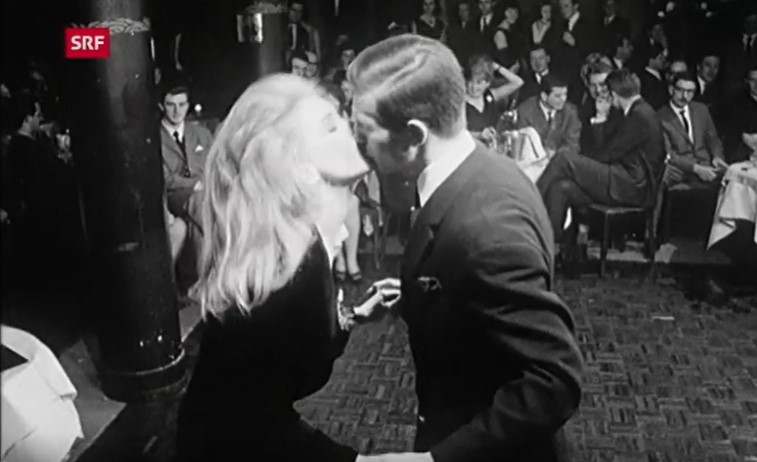 Zwe Menschen tanzen "Letkiss"