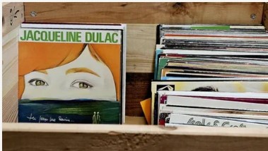 Ярко-зелёными буквами на конверте написано: «Jacqueline Dulac ... Tu peux me sourire» — «Ты можешь мне улыбнуться».