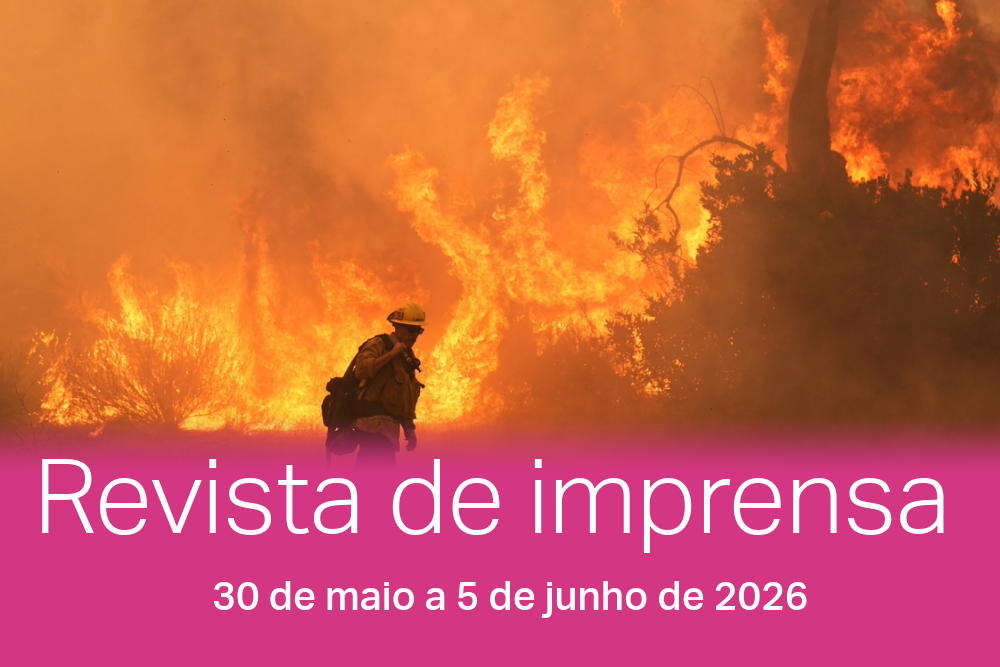 Um bombeiro combatendo incêndio
