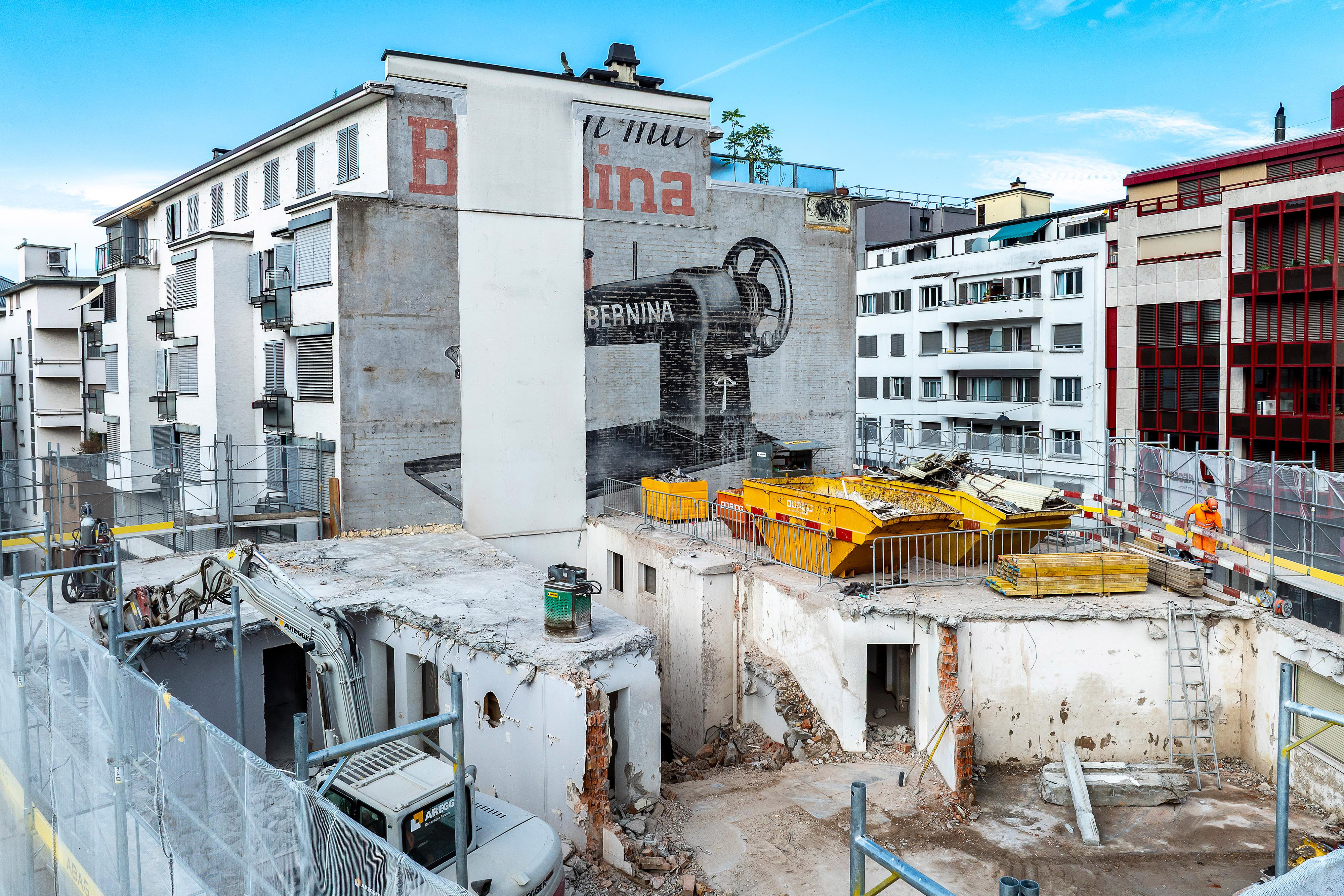 storica pubblicità murale per le macchine da cucire Bernina su un edificio di zugo