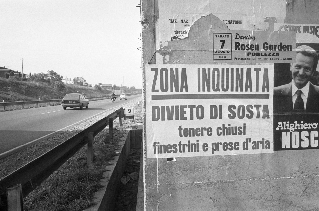 Un avviso a Seveso che informa che la zona è inquinata.