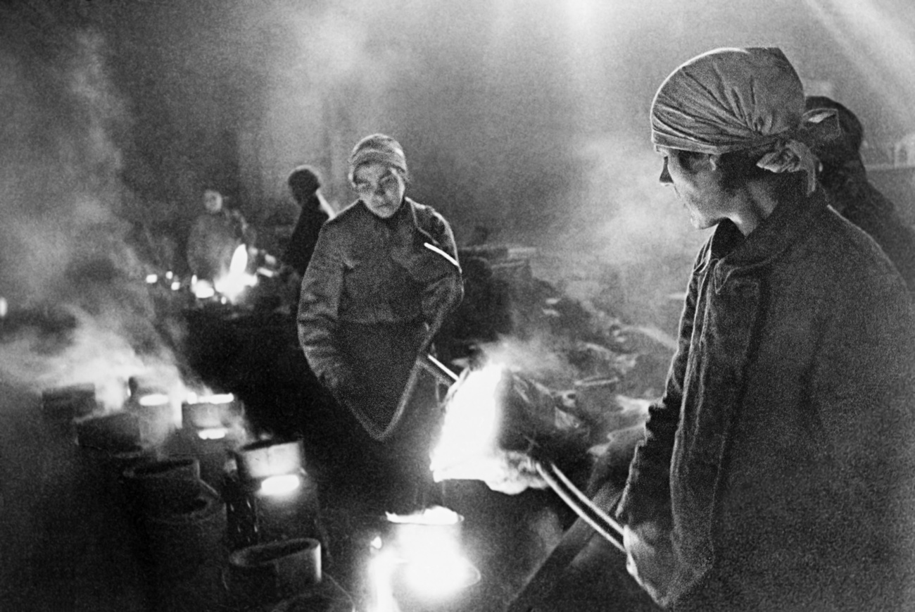 Блокада Ленинграда: страдающее гражданское население, на снимке — женщины, занимающиеся литьем металла, 1942 год.