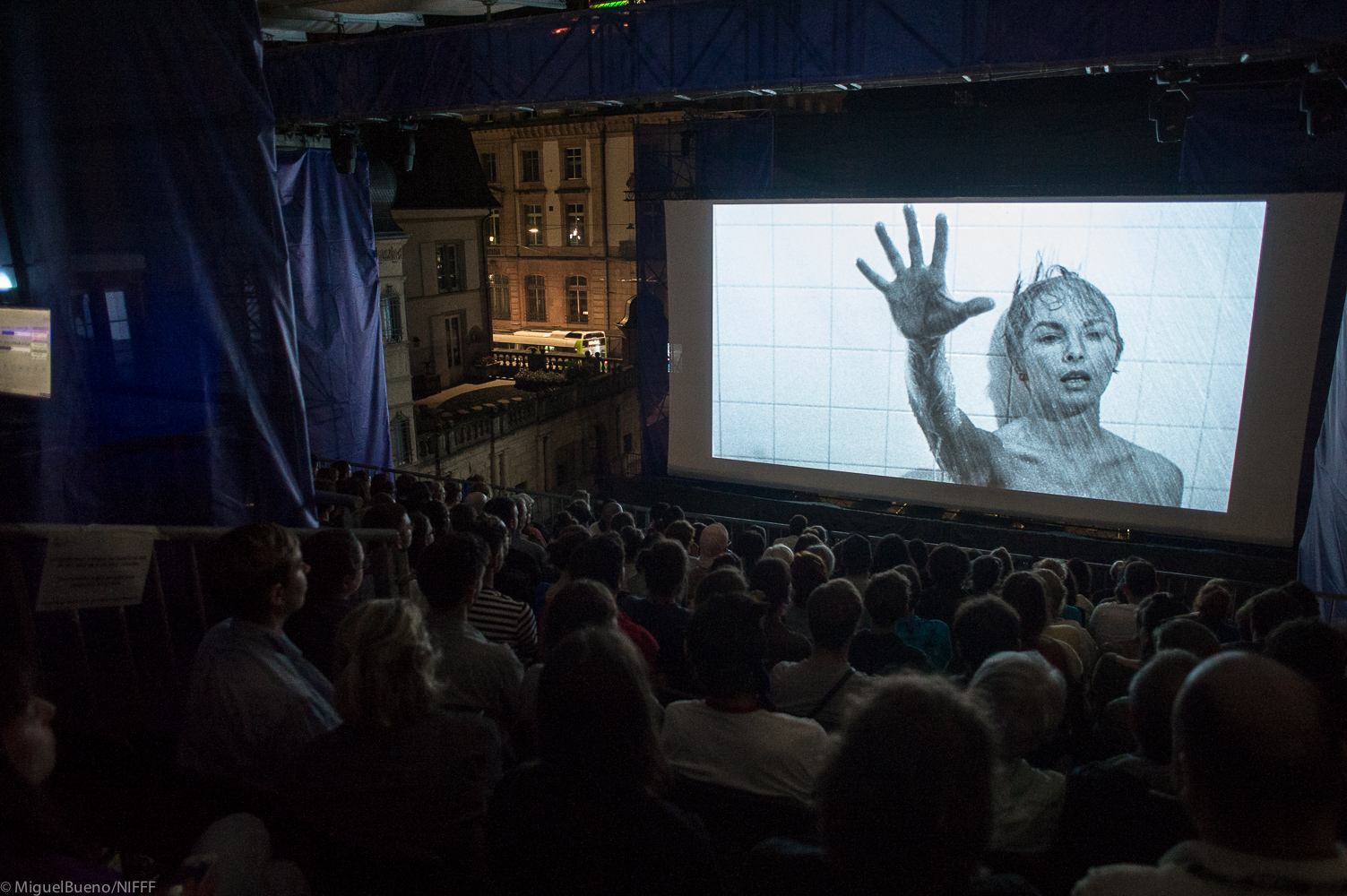 Le cinéma comme événement social : projection en plein air lors de l'édition 2025 du NIFFFF.