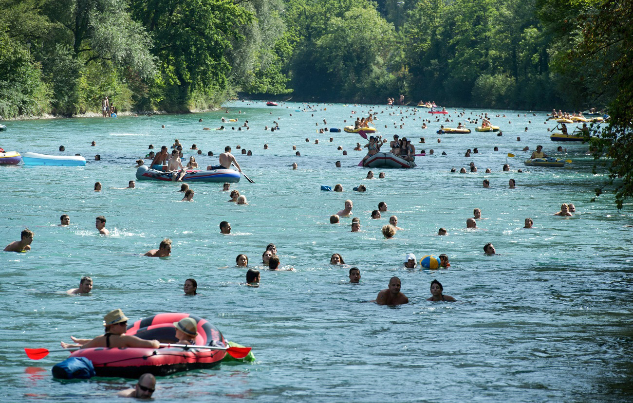 Suisse : l'Aar, un fleuve qui regorge de monde.