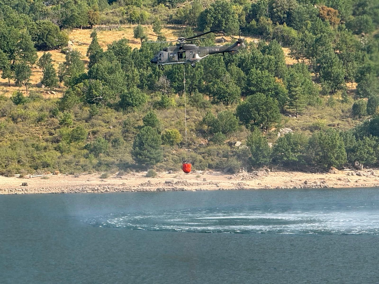 Schweizer Beitrag an die Durchhaltefähigkeit der lokalen Einsatzkräfte: Super Puma der Schweizer Armee im Einsatz auf Korsika, 30. Juli 2026.